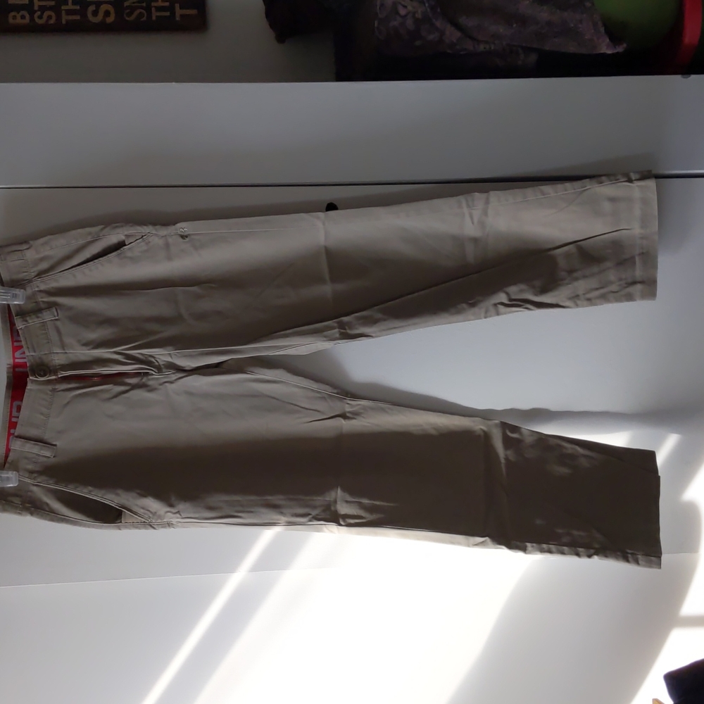 Under Armour khaki pants size 32/30